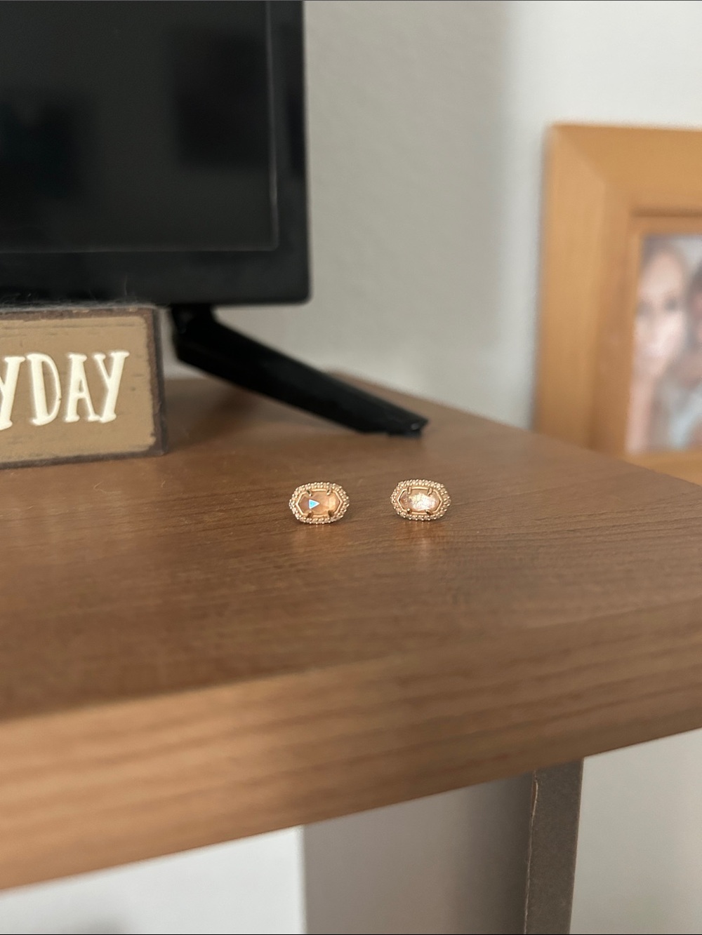 Kendra Scott Gold and White/Diamond Oval Stud Earrings / peach ilusion RARE